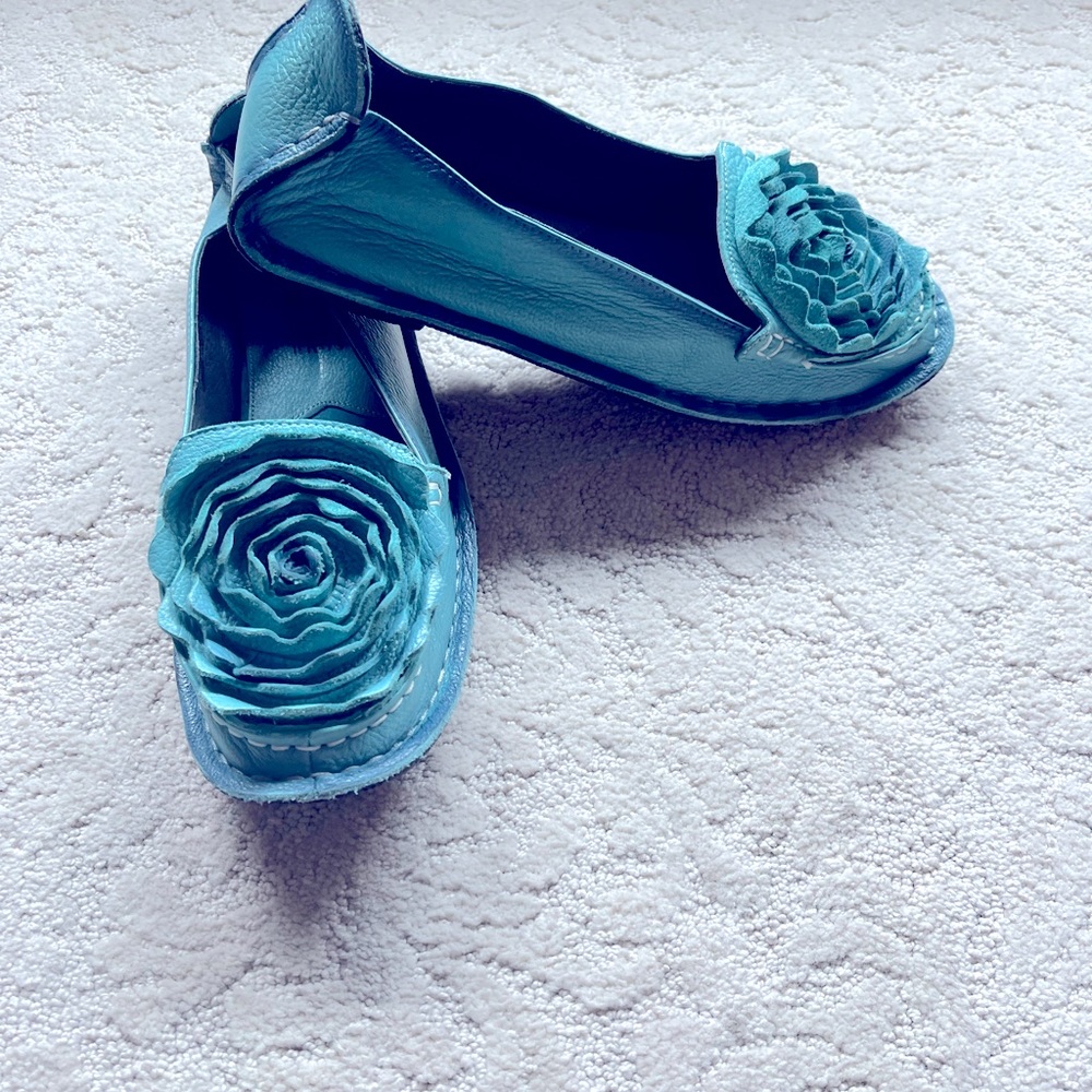 ✨SOLD✨
Beautiful, turquoise loafers😀